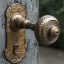 La poignée de porte ancienne en laiton : un élément vintage pour votre décoration intérieure